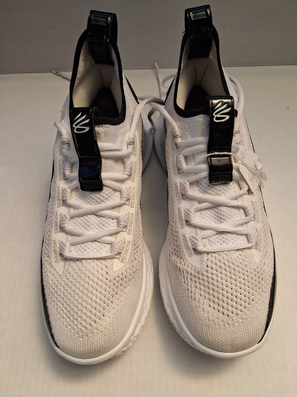 Men's Size 8.5 Under Amour Curry Flow 8 Athletic Sneakers